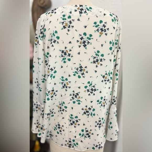 Ann Taylor White Floral Print Flutter Sleeve Blouse Women’s Size Large - Picture 2 of 3